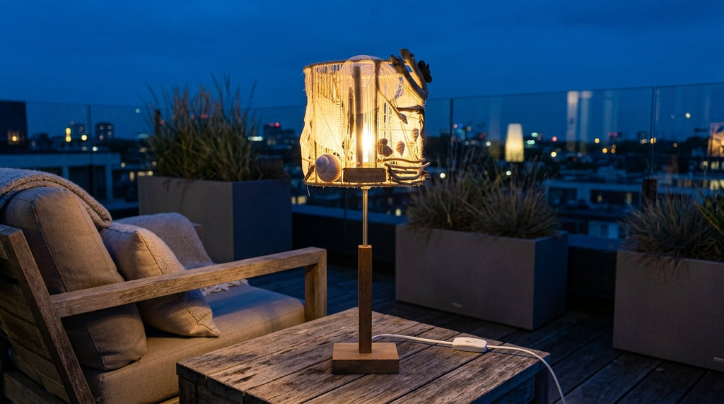 TUULI Handgefertigte Treibholz-Tischlampe – Küstenakzentlicht mit Holzsockel