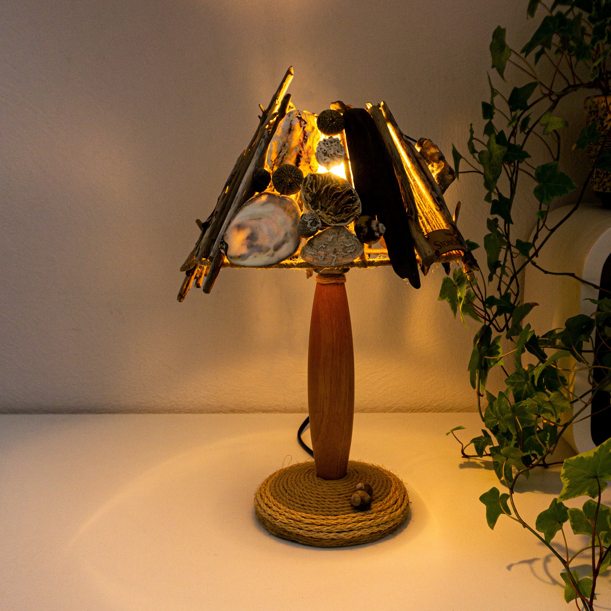 One-of-a-kind DRIFTWOOD TABLE LAMP 'Thore' wooden foot, hand-crafted rustic light