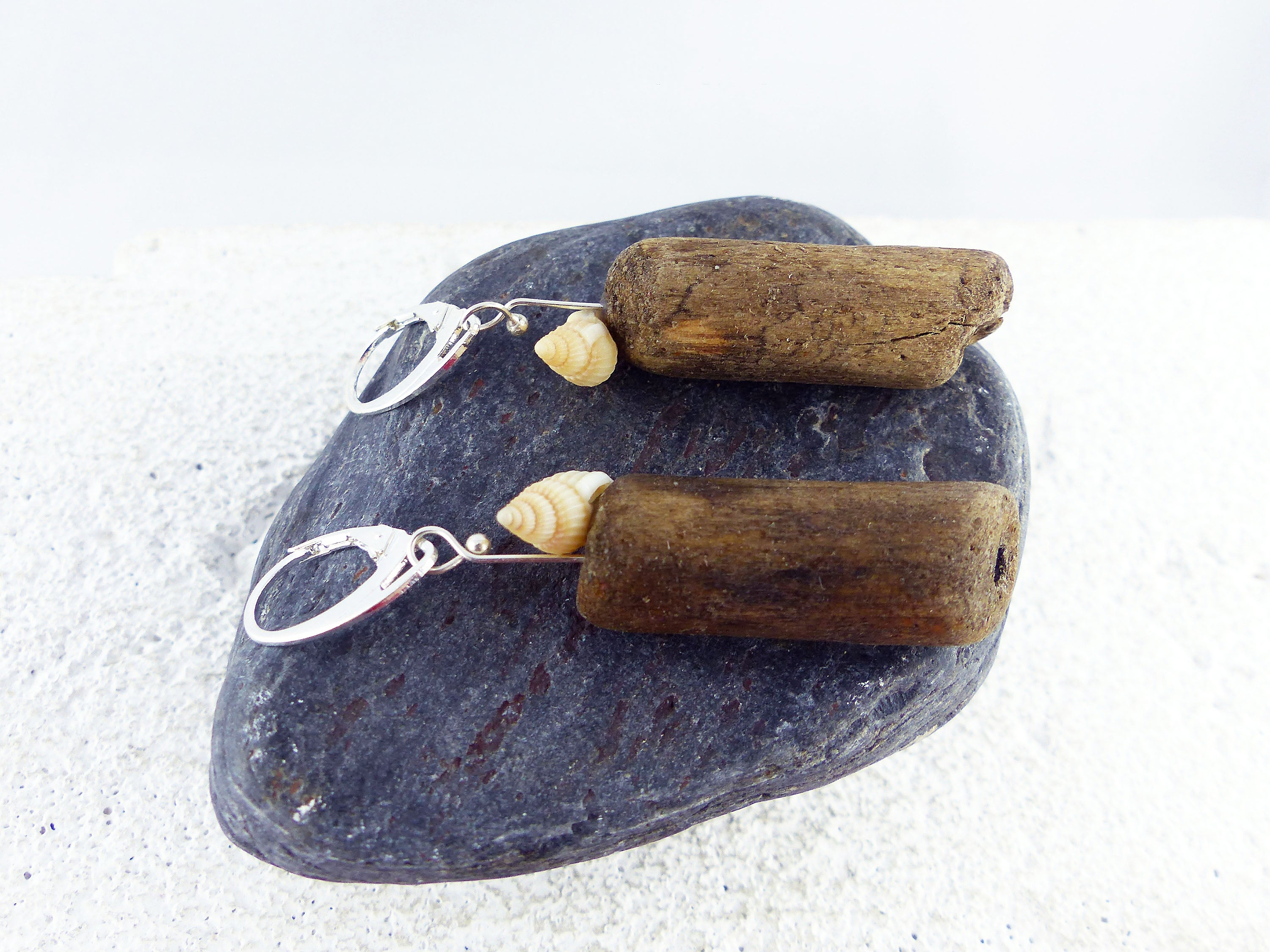 Handmade driftwood earrings SHELLY with seashells and 925 Silver