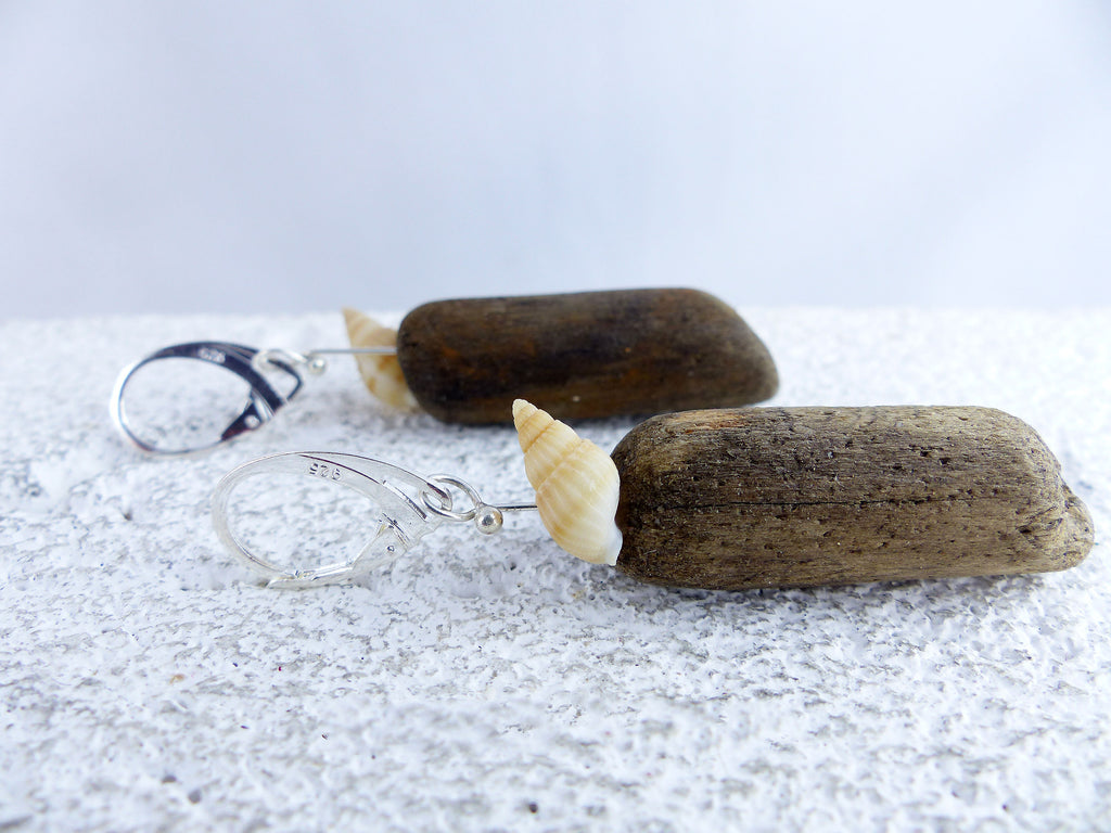 Handmade driftwood earrings SHELLY with seashells and 925 Silver